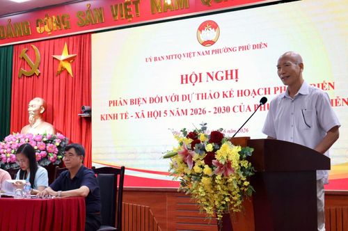 Các đại biểu tham gia góp ý, phản biện Dự thảo Kế hoạch phát triển kinh tế - xã hội phường Phú Diễn giai đoạn 2026-2030. Ảnh: QA
