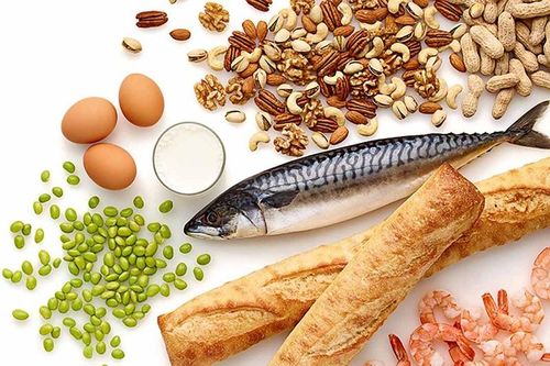 Một số thực phẩm thường gây dị ứng gồm hải sản, trứng, sữa, đậu phộng, đậu nành, các loại hạt, dứa, khoai tây, cùng nhiều chất phụ gia thực phẩm khác.