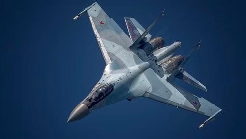 So với Su-35, động cơ của Rafale bị coi là yếu khi tỷ lệ lực đẩy trên trọng lượng rất thấp, đặc biệt khi mang tải trọng chiến đấu, thậm chí còn thấp hơn khi sử dụng thùng nhiên liệu phụ gắn ngoài.