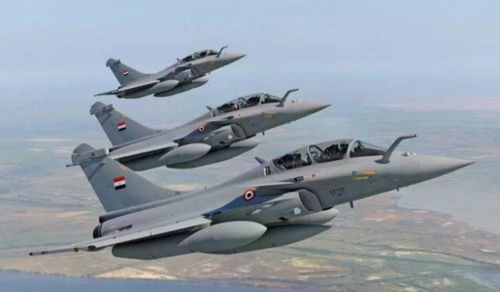 Cụ thể, hiệu suất của Su-35 ở mọi tốc độ đều vượt trội khi máy bay có thể mang tải trọng lớn, bán kính tác chiến xa hơn 50% ngay cả khi Rafale sử dụng thùng nhiên liệu phụ bên ngoài, bên cạnh đó Flanker-E còn nhanh và cơ động hơn nhiều.