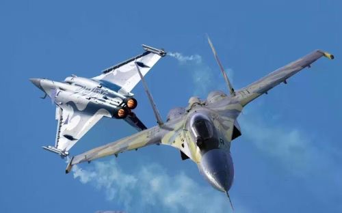 Trong nhiệm vụ tuần tra không phận Baltic, 2 tiêm kích Rafale đã cất cánh từ căn cứ không quân Siauliai ở miền Bắc Litva và cùng với các chiến đấu cơ Gripen của Thụy Điển để chặn nhóm 6 máy bay Nga.