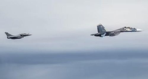 Thiết kế của Rafale cũng hạn chế đáng kể cả tầm bay và tải trọng, có nghĩa là bất kỳ vũ khí bổ sung hoặc thùng nhiên liệu phụ nào sẽ gây tác động lớn đến tầm bay và hiệu suất so với tiêm kích hạng nặng.