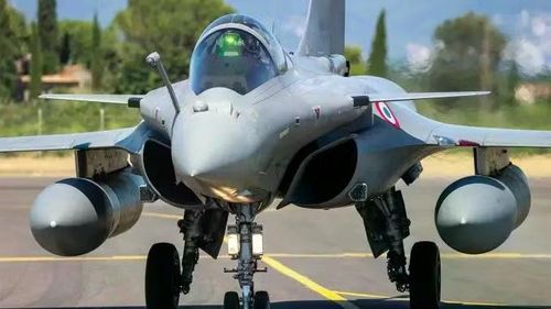 Kích thước của Su-35 cho phép nó được trang bị tên lửa không đối không R-37M có tầm bắn xa hơn đáng kể, khoảng gấp đôi so với loại Meteor "đình đám" được trang bị trên Rafale.