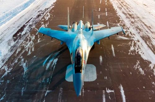 So với Su-35 hạng nặng thì Rafale được thiết kế với trọng lượng tương đối nhẹ, ứng dụng giải pháp thiết kế nhằm giảm thiểu chi phí vận hành và yêu cầu bảo trì. Mặc dù vậy, tỷ lệ sẵn sàng hoạt động vẫn còn xa mức lý tưởng, cả tại Pháp và những quốc gia khác.