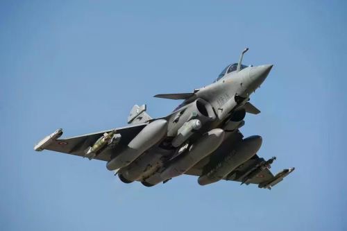 Hơn nữa radar mảng pha N035 Irbis của Su-35 được gắn trên một đầu cơ khí có thể dao động, cung cấp trường nhìn rộng hơn nhiều so với bất kỳ radar máy bay chiến đấu nào khác đã biết.