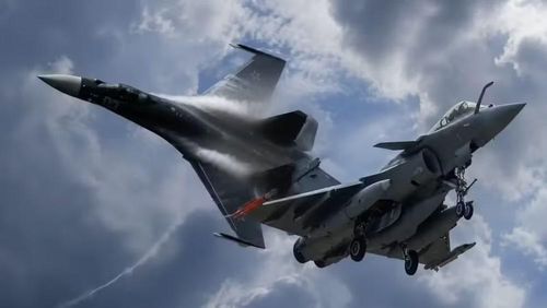 Mặc dù có vị thế thấp hơn trong VKS so với Su-57 và MiG-31 nhưng Su-35 vẫn tỏ ra vượt trội Rafale ở hầu hết các đặc tính chiến đấu quan trọng.