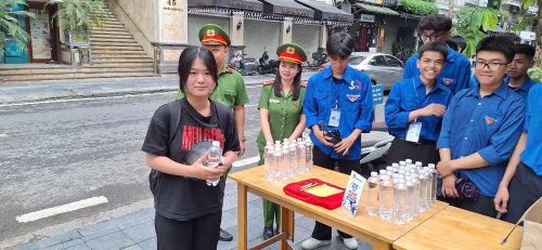 Hình ảnh chiến sỹ công an xen kẽ với áo xanh tình nguyện...