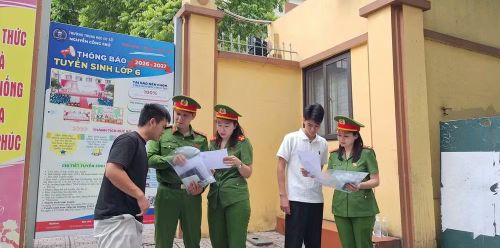 Cán bộ Công an phường Ba Đình hướng dẫn, hỗ trợ các thí sinh tại điểm thi