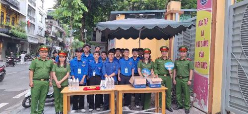 ...cùng hỗ trợ các em học sinh
