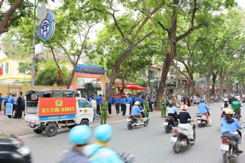 Đảm bảo trật tự an toàn giao thông tại điểm thi trường THPT Phan Đình Phùng