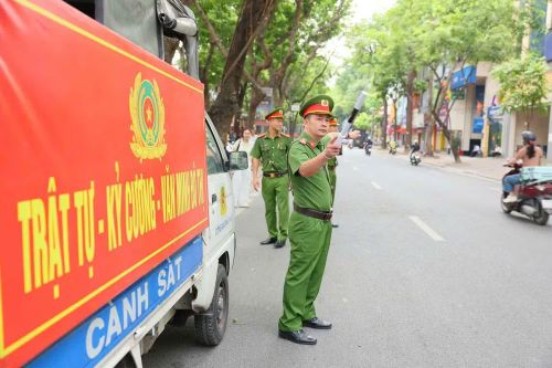 Lực lượng Công an hỗ trợ điều tiết, hướng dẫn phụ huynh đỗ xe máy đúng nơi quy định, đảm bảo lối đi thông thoáng, an toàn cho thí sinh.