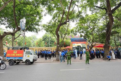 Lực lượng Công an phường Ba Đình phân luồng giao thông