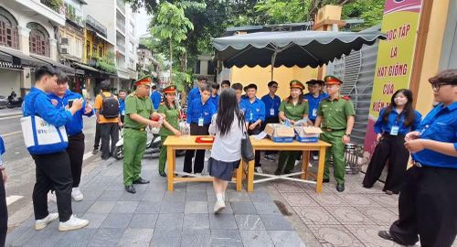 Bên cạnh đó, cán bộ, chiến sĩ Công an phường còn trực tiếp tham gia các hoạt động hỗ trợ thí sinh như hướng dẫn thủ tục vào phòng thi, hỗ trợ nước uống, che ô cho thí sinh trong điều kiện thời tiết nắng nóng, kịp thời giúp đỡ những trường hợp gặp khó khăn trong quá trình tham gia kỳ thi.