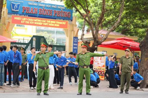 Sáng nay (11-6), hơn 129.000 thí sinh Hà Nội thi môn ngữ văn - môn thi đầu tiên của kỳ thi tốt nghiệp trung học phổ thông năm 2026.