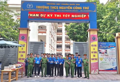 Nụ cười luôn nở trên môi các cán bộ, chiến sĩ Công an Thủ đô khi chia sẻ sự vất vả cùng các bậc phụ huynh