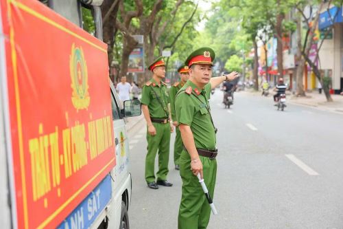 Ngay từ sáng sớm, lực lượng Công an phường Ba Đình đã phân công cán bộ, chiến sĩ phối hợp với Đội cảnh sát giao thông số 2 - CAHN, đoàn viên thanh niên và nhà trường tổ chức phân luồng giao thông, hướng dẫn phụ huynh dừng đỗ phương tiện đúng quy định, bảo đảm trật tự an toàn giao thông tại khu vực cổng trường và các tuyến đường lân cận.
