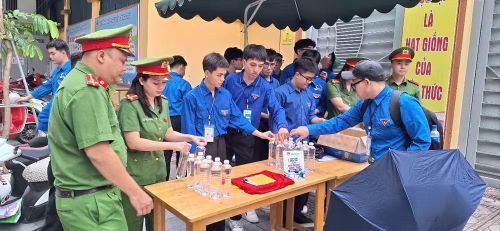 Chuẩn bị sẵn sàng nước uống miễn phí cho các em học sinh