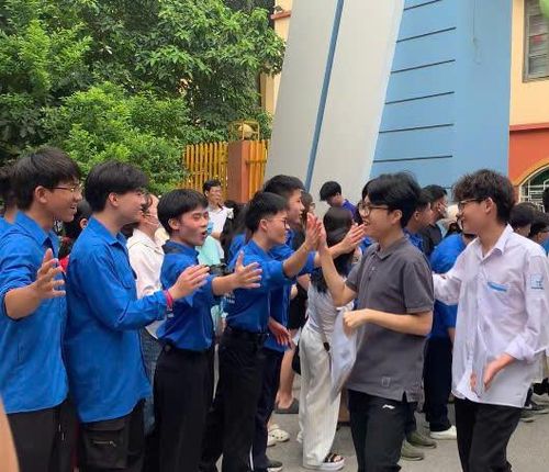 Những thí sinh đầu tiên bước ra khỏi điểm thi Trường THPT Hoàng Mai (Hà Nội) sau bài thi môn Ngữ văn.
