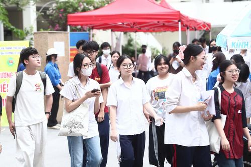 Ghi nhận tại nhiều điểm thi trên địa bàn TP Hà Nội, hầu hết thí sinh cho biết cảm thấy nhẹ nhõm khi đã hoàn thành ngày thi đầu tiên.