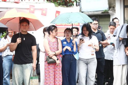 Bên ngoài điểm thi, nhiều phụ huynh thở phào khi con hoàn thành ngày thi đầu tiên.