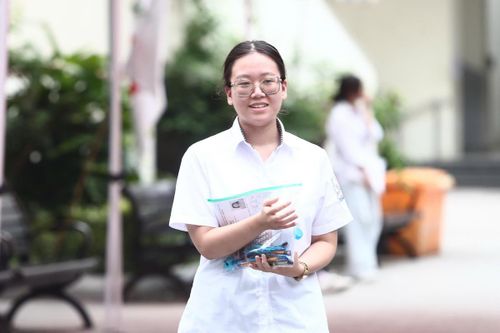 Rời điểm thi với tâm trạng phấn khởi, em Nguyễn Yến Nhi, học sinh Trường THPT Quang Trung - Đống Đa (Hà Nội) đánh giá, đề thi Toán năm nay vừa sức, dễ hơn so với đề thi năm ngoái. Em khá hài lòng với bài làm của mình và hy vọng đạt từ 8,5 điểm trở lên. Yến Nhi cho biết, em sẽ đặt nguyện vọng vào Đại học Kinh tế Quốc dân và Học viện Ngoại giao.