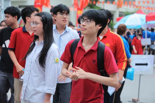 Dù vẫn còn các bài thi tự chọn vào ngày mai, việc vượt qua hai môn thi bắt buộc giúp các thí sinh có tâm lý thoải mái hơn.