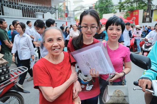 Niềm vui của học sinh và phụ huynh sau khi hoàn thành ngày thi đầu tiên của Kỳ thi tốt nghiệp THPT 2026.