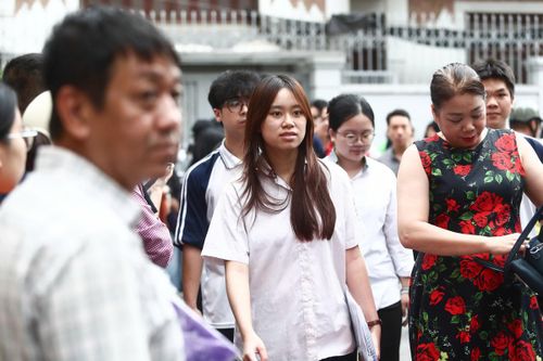 Em Đỗ Thùy Linh, học sinh Trường THPT Lê Quý Đôn - Đống Đa nhận xét, đề thi Toán năm nay không quá khó và "dễ thở" hơn so với năm trước. Nữ sinh cho biết em làm được phần lớn câu hỏi, dự đoán đạt khoảng 7,5-8 điểm. Thùy Linh dự kiến đặt nguyện vọng vào Học viện Báo chí và Tuyên truyền.