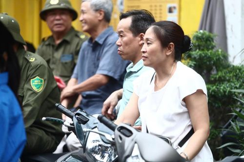 Chị Phạm Minh Ngọc (Đống Đa, Hà Nội) cho biết, gia đình khá lo lắng trước bài thi môn Toán. Con đặt nguyện vọng xét tuyển vào Học viện Kỹ thuật Quân sự hệ dân sự. Tuy nhiên, khi nghe con chia sẻ đã hoàn thành được bài làm, chị cảm thấy yên tâm và nhẹ nhõm hơn.