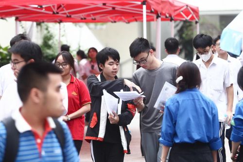 Kết thúc ngày thi đầu tiên, đa số thí sinh đánh giá các bài thi bám sát định hướng của Chương trình giáo dục phổ thông 2018, chú trọng năng lực tư duy và vận dụng kiến thức.