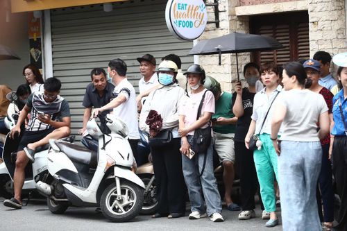 Nhiều phụ huynh chia sẻ, họ còn lo lắng hơn cả các con, mất ngủ vì nghĩ đến kỳ thi. Không ít gia đình hôm nay đã xin nghỉ làm để đưa con đi thi trong ngày đầu tiên.