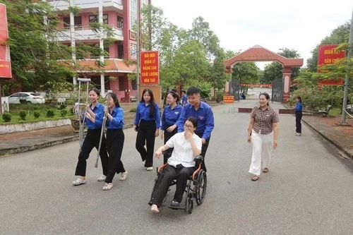 Thí sinh ngồi xe lăn tham dự Kỳ thi tại Điểm thi Trường phổ thông liên cấp Cao đẳng sư phạm Quảng Trị. Ảnh: CTV.