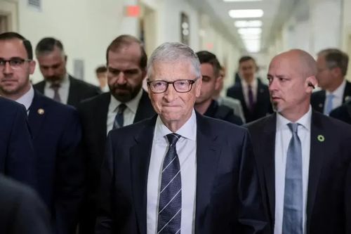 Tỷ phú Bill Gates (giữa) ra điều trần kín trước Ủy ban Giám sát Hạ viện ở Washington, DC, vào ngày 10/6. Ảnh: Reuters.