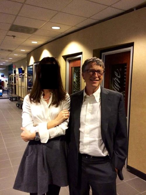 Bill Gates chụp cùng một người phụ nữ không rõ danh tính tại nhà của Epstein. Ảnh: Reuters.
