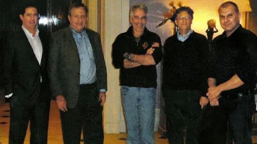 Bill Gates (thứ 2 từ phải sang) xuất hiện cùng Jeffrey Epstein (chính giữa) tại dinh thự của Epstein ở Manhattan. Ảnh: Hồ sơ của Bộ Tư pháp Mỹ.