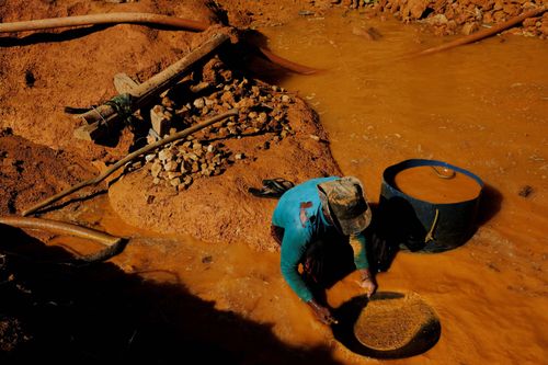 Khai thác vàng ở Brazil năm 2017. Ảnh: Reuters.