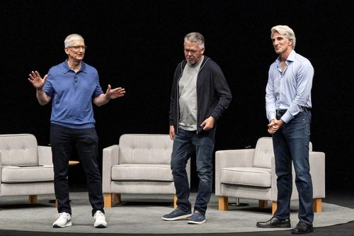  Từ trái sang: CEO Tim Cook, cựu trưởng bộ phận AI John Giannandrea, Phó chủ tịch cấp cao Kỹ thuật phần mềm Craig Federighi. Ảnh: Bloomberg. 