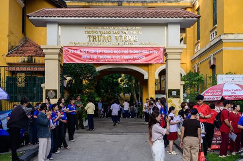 Chưa đến 6h, điểm thi THPT Trưng Vương đã nhộn nhịp thí sinh dự thi tốt nghiệp THPT 2026. Trong tiết trời mát mẻ hiếm hoi của những ngày đầu hè, các em được chào đón trong vòng tay của nhóm sinh viên tình nguyện trường Đại học Khoa học Xã hội và Nhân văn (Đại học Quốc gia TP.HCM). Các sinh viên liên tục phát nước, hướng dẫn thí sinh và hô vang khẩu hiệu "Bình tĩnh, tự tin, chúc em làm bài tốt".