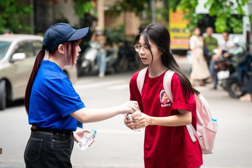 Từ 5h45, nhiều phụ huynh đã đưa con đến điểm thi trường THCS và THPT Lương Thế Vinh. Khu vực trước cổng trường nhộn nhịp khi thí sinh và phụ huynh liên tục đổ về. Đội tình nguyện viên cũng có mặt từ sớm, phát đi những chai nước miễn phí và hướng dẫn thí sinh tìm phòng thi.