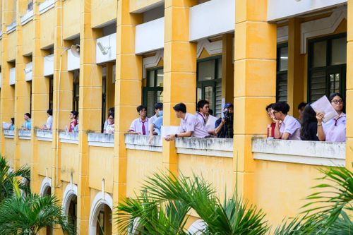Khi thời điểm phát đề cận kề, không khí tại điểm thi THPT Trưng Vương trở nên căng thẳng và tập trung hơn. Trước cửa phòng thi, giám thị liên tục nhắc nhở thí sinh kiểm tra giấy tờ tùy thân, số báo danh và các vật dụng được phép mang vào phòng. Đặc biệt, cán bộ coi thi yêu cầu các em rà soát kỹ túi áo, túi quần để tránh mang theo điện thoại hoặc thiết bị điện tử không được phép.