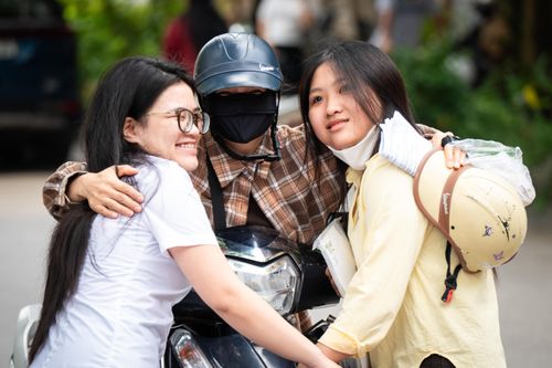 Nhiều phụ huynh khác cũng tranh thủ dành cho con những lời động viên trước giờ G, nhắc các em giữ bình tĩnh, tự tin và làm bài hết khả năng. Những cái ôm, cái vỗ vai hay lời dặn dò ngắn gọn phần nào giúp thí sinh giảm bớt áp lực.