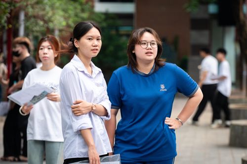 Bên trong điểm thi, nhiều sĩ tử có tâm trạng khá thoải mái trong buổi đầu. Các em đứng thành từng nhóm nhỏ trò chuyện, chia sẻ dự đoán về đề thi.