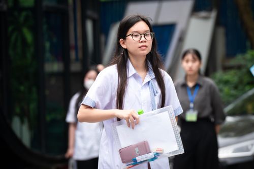 Bảo Anh (học sinh trường THPT chuyên Hà Nội - Amsterdam) bước vào kỳ thi tốt nghiệp THPT với tâm thế đầy tự tin. Là học sinh chuyên Ngữ văn, Bảo Anh không quá lo lắng cho môn thi đầu tiên. Em không học tủ mà tập trung vào việc rèn luyện tư duy, triển khai ý tưởng, xây dựng hệ thống luận điểm để linh hoạt xử lý mọi loại ngữ liệu. "Em đặt mục tiêu chinh phục điểm 9, viết được từ 8 mặt giấy trở lên", nữ sinh chia sẻ.