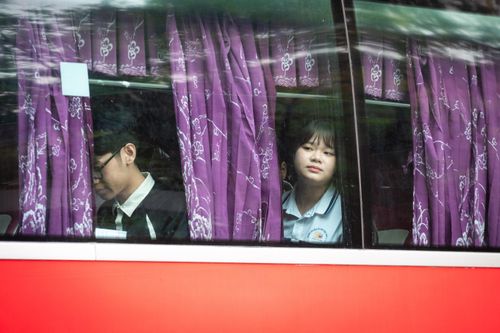 Cách điểm thi hơn 20 km, tốp học sinh lớp 12 của trường Cao đẳng Xây dựng Công trình đô thị (xã Yên Thường) được nhà trường bố trí xe 45 chỗ đưa đón, cùng giáo viên đi theo hỗ trợ. Vừa xuống xe, các thầy cô đã nhanh chóng điểm danh, nhắc nhở học sinh kiểm tra giấy tờ, bút viết và những vật dụng cần thiết trước khi vào phòng thi.