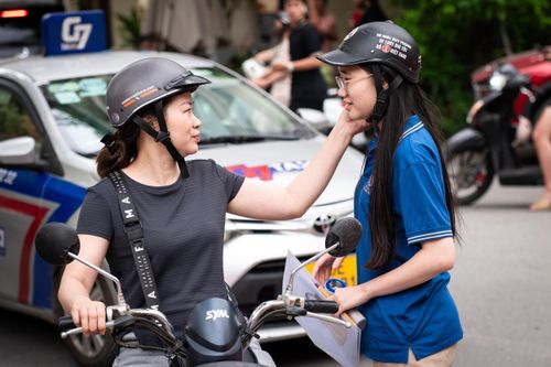 Trong khi đó, tại Hà Nội, đợt nắng nóng đã chấm dứt, giúp thí sinh bước vào kỳ thi trong điều kiện thời tiết khá thuận lợi. Từ sáng sớm, trời mát mẻ, nhiệt độ khoảng 25-27 độ C, góp phần giảm bớt áp lực cho thí sinh và phụ huynh trong quá trình di chuyển cũng như tham gia kỳ thi.