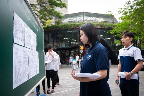 Đúng 7h35, thí sinh bắt đầu làm bài thi môn thi Ngữ văn. Thời gian làm bài là 120 phút, hình thức làm bài là tự luận gồm hai phần Đọc hiểu và Viết. Chiều nay, 14h30, các em sẽ làm bài thi môn Toán trong thời gian 90 phút, hình thức thi trắc nghiệm.