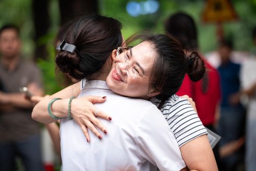 Ôm tạm biệt con gái trước cổng trường thi, chị Lan Anh (phường Từ Liêm, Hà Nội) xúc động, rơm rớm nước mắt. “Cha mẹ đã chứng kiến từng dấu mốc trong cuộc đời con. Đối với con và gia đình, kỳ thi này là bước ngoặt đánh dấu sự trưởng thành của con”, người mẹ chia sẻ. Dù đã trúng tuyển học bổng vào một số trường đại học trong nước và quốc tế, con gái chị Lan Anh vẫn bước vào kỳ thi với tâm thế quyết tâm đạt điểm tốt.