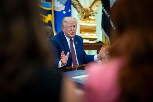  Ông Trump khẳng định Mỹ sẽ giáng những đòn "rất mạnh" vào Iran. Ảnh: New York Times. 