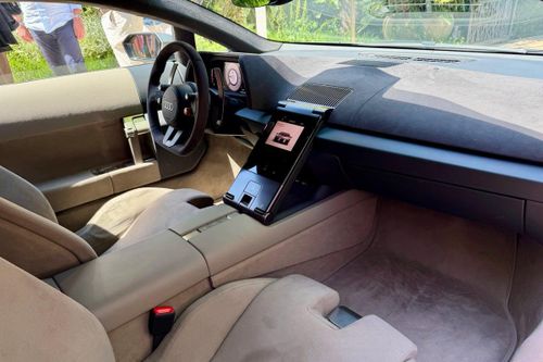  Không gian bên trong sử dụng các vật liệu cao cấp như nhôm anod và sợi carbon, kết hợp ghế thể thao siêu nhẹ nhằm tăng cảm giác kết nối giữa người lái và chiếc xe. 