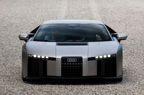  Lấy cảm hứng từ chiếc Audi Concept C, thiết kế đầu xe là một phần trong triết lý khí động học tổng thể của Audi Nuvolari. Lưới tản nhiệt Vertical Frame được cấu tạo từ 64 tấm hướng gió, giúp điều chỉnh luồng không khí vào hệ thống S-duct. 